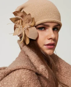 Bonnet En Maille Avec Broche Florale