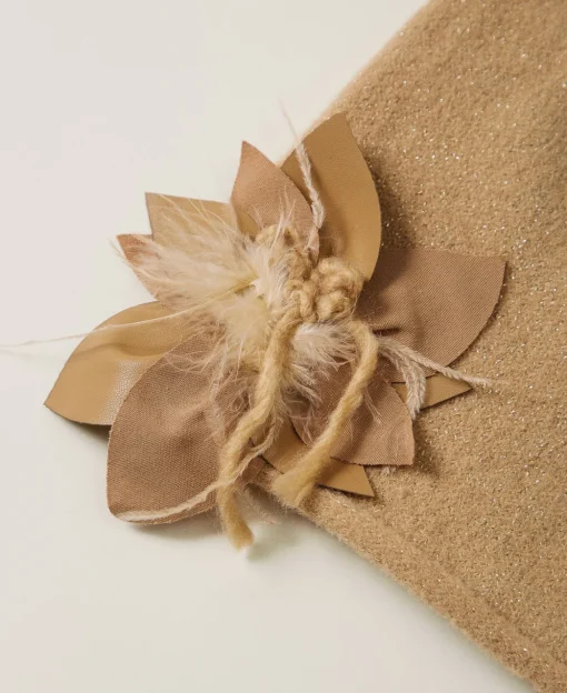 Bonnet En Maille Avec Broche Florale