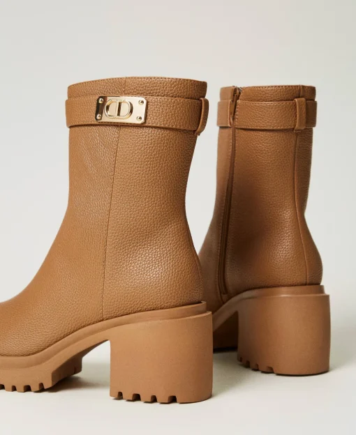 Bottines Avec Plaquette Siglée