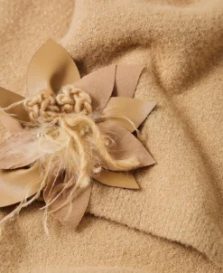 Écharpe En Maille Avec Broche Florale