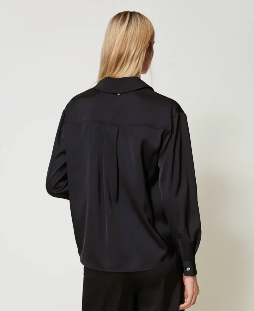 Chemise En Satin Avec Bouton Bijou