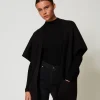 Poncho En Maille Avec Broderie Siglée