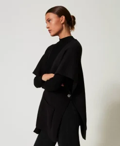 Poncho En Maille Avec Broderie Siglée