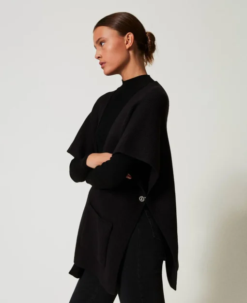 Poncho En Maille Avec Broderie Siglée