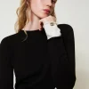 Pull Avec Détails Contrastés Et Oval T