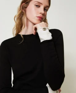 Pull Avec Détails Contrastés Et Oval T
