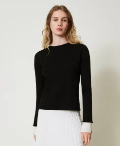 Pull Avec Détails Contrastés Et Oval T