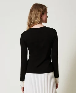 Pull Avec Détails Contrastés Et Oval T