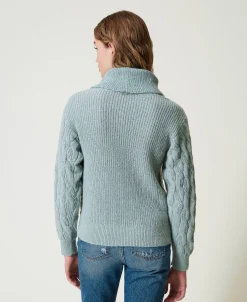 Pull Avec Torsades Et Grand Col
