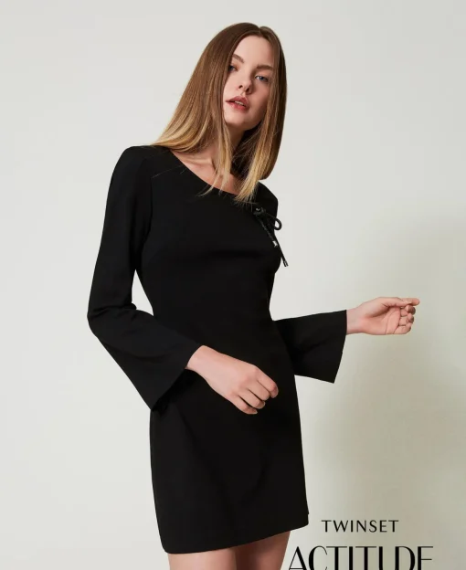 Robe Courte Avec Broche Strassée