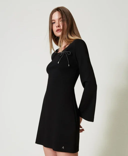 Robe Courte Avec Broche Strassée