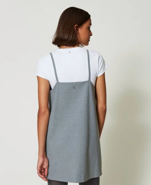 Robe Courte Avec Broderies Et T-shirt