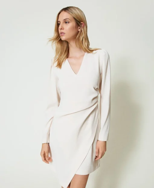 Robe Courte Avec Chaîne Oval T
