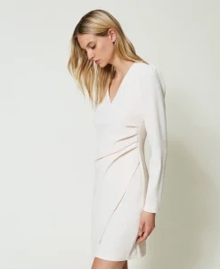 Robe Courte Avec Chaîne Oval T