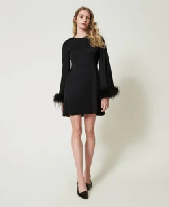 Robe Courte En Satin Avec Plumes