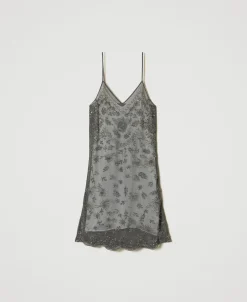 Robe Courte En Tulle Avec Broderie Réalisée à La Main