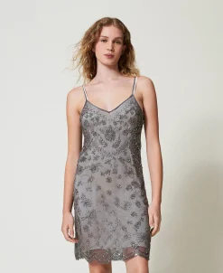 Robe Courte En Tulle Avec Broderie Réalisée à La Main
