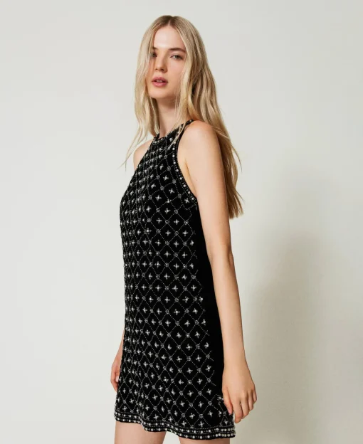Robe Courte En Velours Brodé Avec Encolure Américaine
