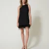 Robe Courte Sans Manches En Satin Avec Plumes