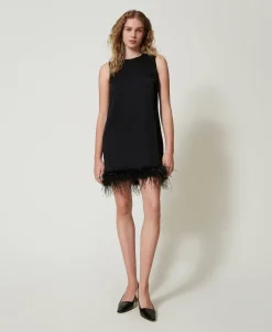 Robe Courte Sans Manches En Satin Avec Plumes