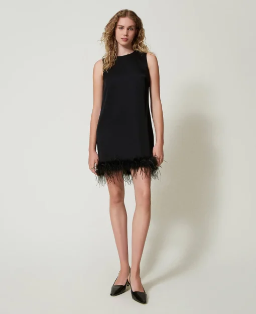 Robe Courte Sans Manches En Satin Avec Plumes